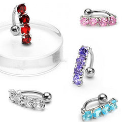 Reverse Bauchnabel Piercing mit Kristall-Steinen.
