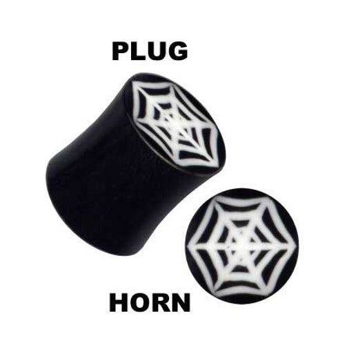 Plug aus Horn mit Spinnennetz.